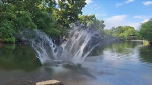 Девочка прыгает в воду 🏊 (нейросеть luma 🌇)