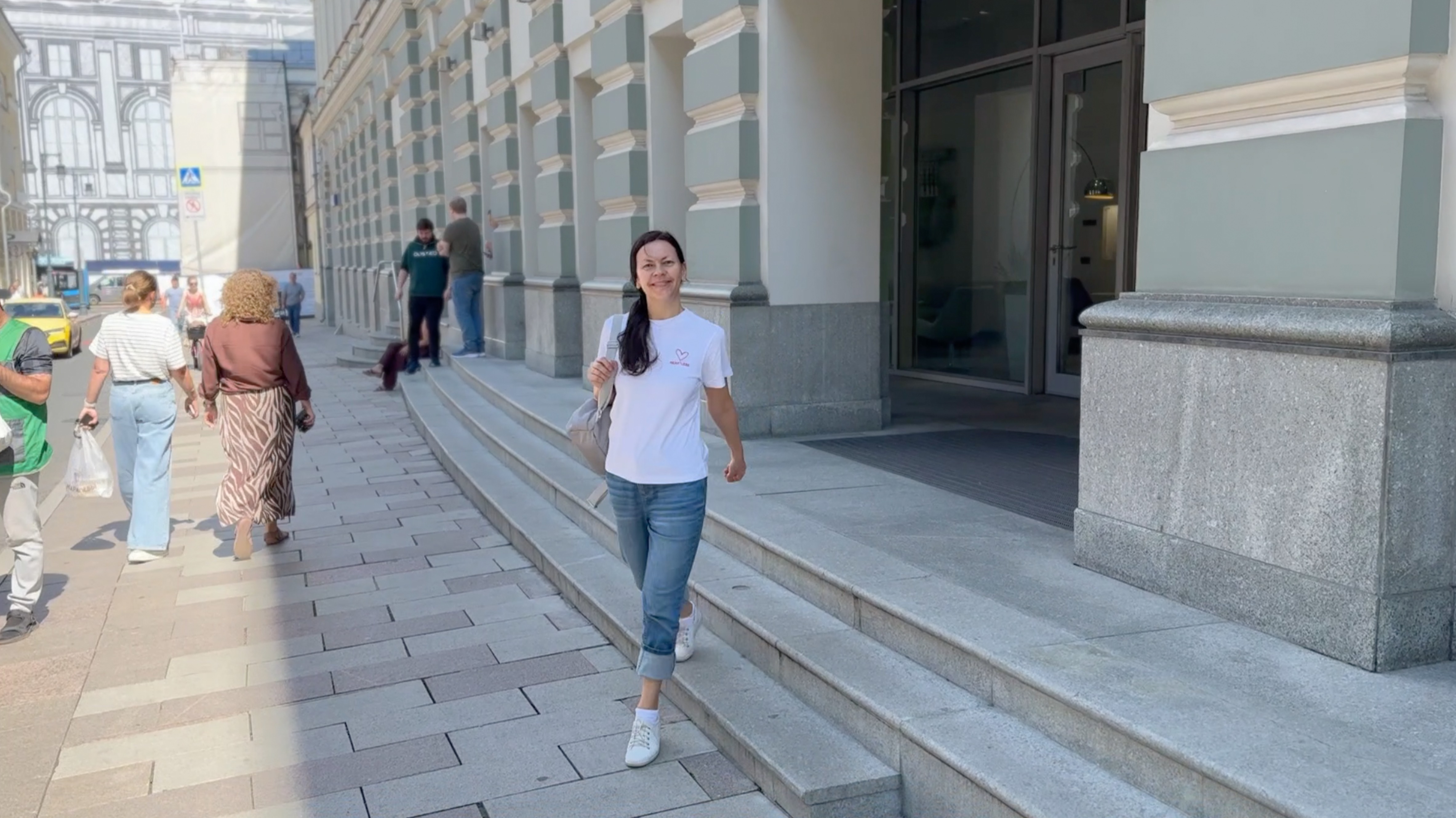 Прогулка по Романову переулку около Кремля, Москва.