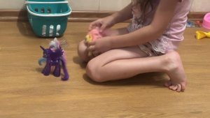 Пони открывает ключами двери