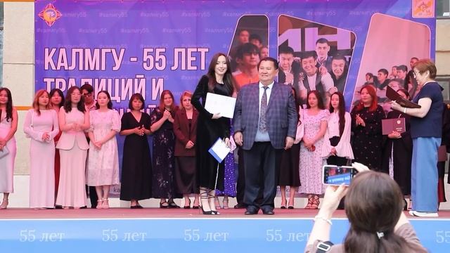 Антон Санджиев - папа выпускницы Екатерины Санджиевой. смотреть онлайн