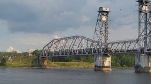 Зеленая электричка на Кузьминском мосту.