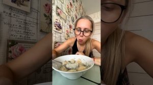 Мукбанг/Пельмешки со сметаной/ плохо себя чувствую 😫