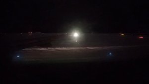 Вид из окна самолёта. Ночная посадка в Казани.