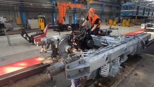 Установка тягового электродвигателя ДК-117ДМ вагона метро