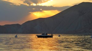 Красивый закат в бухте Провато. Орджоникидзе. Крым.