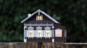 Видеоинструкция по сборке домика-светильникм •Домик со ставнями»