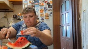 10-08-2025 девчули приветули я тут мукбанк ем 🍉 🍉 🍉 арбуз