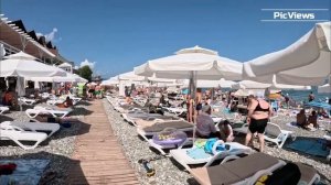 Сочи Лазаревское Центральный пляж сегодня 10 августа 2025. Обстановка на пляже, море и погода в Сочи