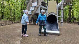 приветсвие руками и ногами и животом