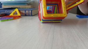 собираю безумные постройки из магнитного конструктора