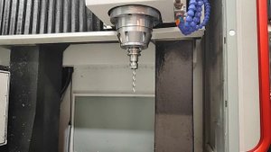 Автосмена инструмента на фрезерном обрабатывающем центре. SZGH 650 NewKer 1000MD