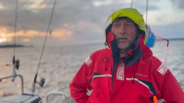 На парусной яхте убегаем от шторма. Закат.