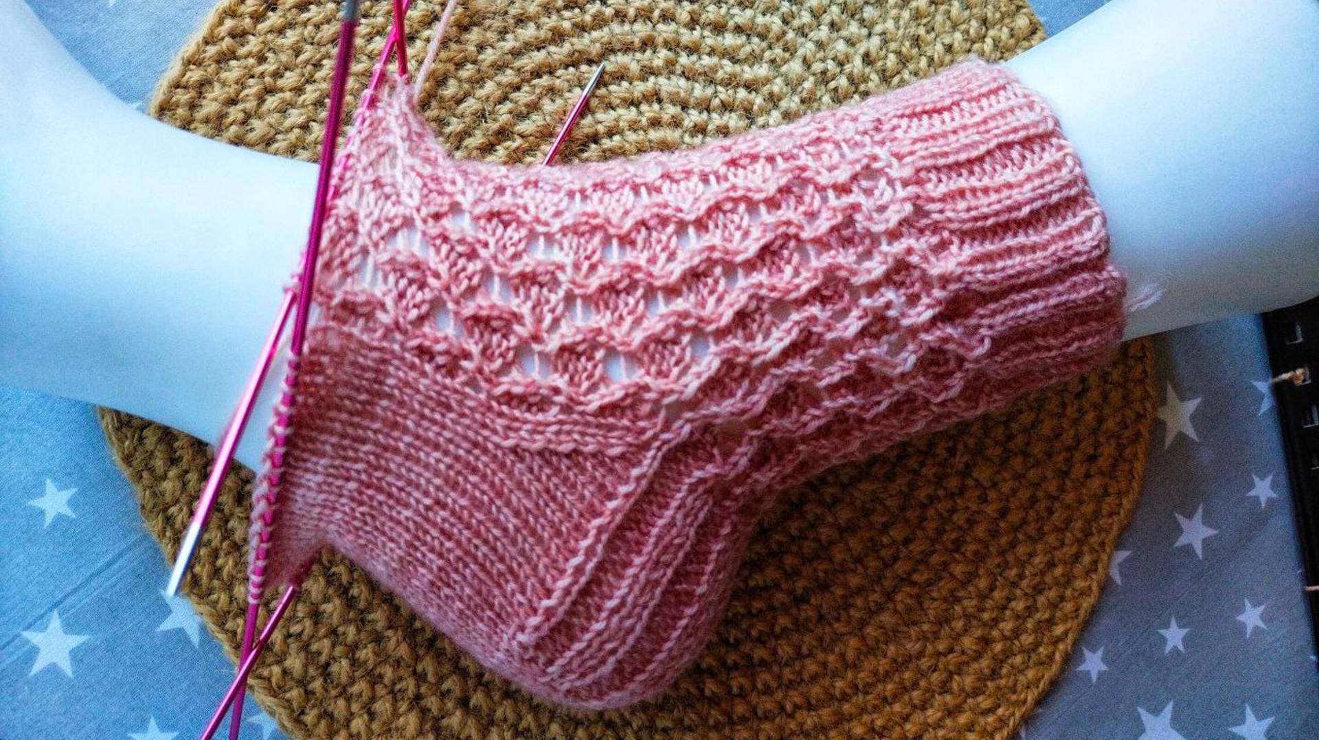 Объемный узор для вязания носков / подробное объяснение каждого ряда / схема узора. смотреть онлайн