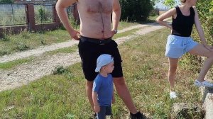 Пошли смотреть коров. Вышли коровы и барашки! Внуку Косте интересно!