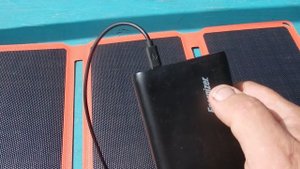 СОЛНЕЧНАЯ ПАНЕЛЬ СЛУЖИТ ДЛЯ ЗАРЯДКИ СМАРТФОНА И АККУМУЛЯТОРА АВТОМОБИЛЯ В СОЛНЕЧНЫЙ ДЕНЬ   DNS купил