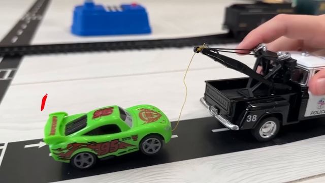 Марка и игрушечные машинки перевозят на грузовике hot wheels _ сборник серий смотреть онлайн