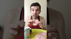 Обжор завтракаю сыровяленной колбасой Сальчичон