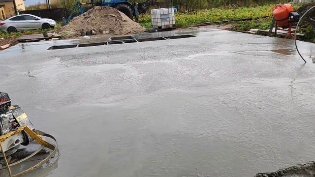 заливаем бетонную плиту для гаража мастерской.