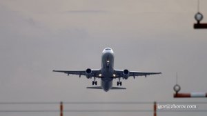 Эйрбас А321 авиакомпании Люфтганза взлетает на рассвете из аэропорта Дюссельдорфа.