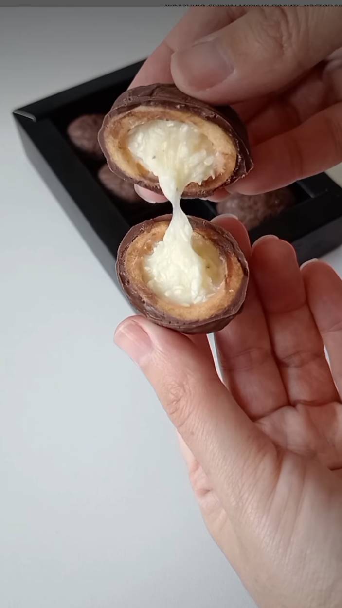 Крем - начинка из сгущенного молока.