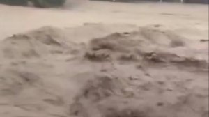 Наводнение в Японии. Вода топит машины и льется в окна домов! 11.08.2025