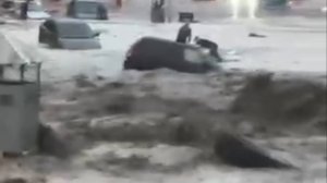 Наводнение в Дагестане! Бурный поток уносит машины