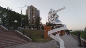 Прогулка под живую музыку на фоне вечерней набережной реки Тобол.