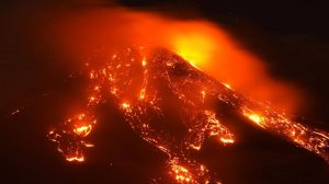 Огненные реки и огромные столбы пепла: извержение вулкана Этна произошло на Сицилии