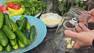 ПРОСТО ЗАЛИВАЮ КИПЯТКОМ. Закрываю по 50 банок и мало! Зимой огурцы не покупаю! Хрустящие ОГУРЦЫ