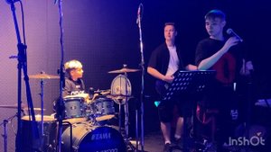 Что он творит с этими барабанами!