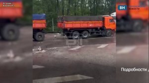 Очевидцы поделились кадрами ДТП с участием легковушки и «КамАЗа»