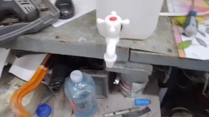 Дешовый рукомойник для гаража.