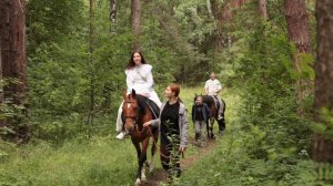 Конная прогулка в летнем лесу