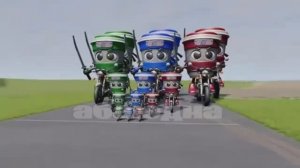 Большой и маленький капучино Ассасино на мотоцикле против поезда