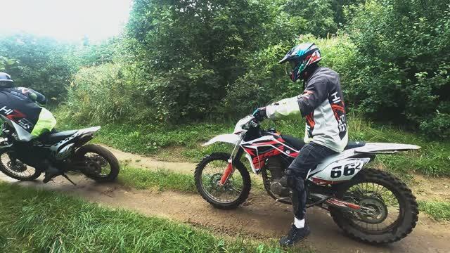 Катаем на мотоциклах по лесу смотреть онлайн