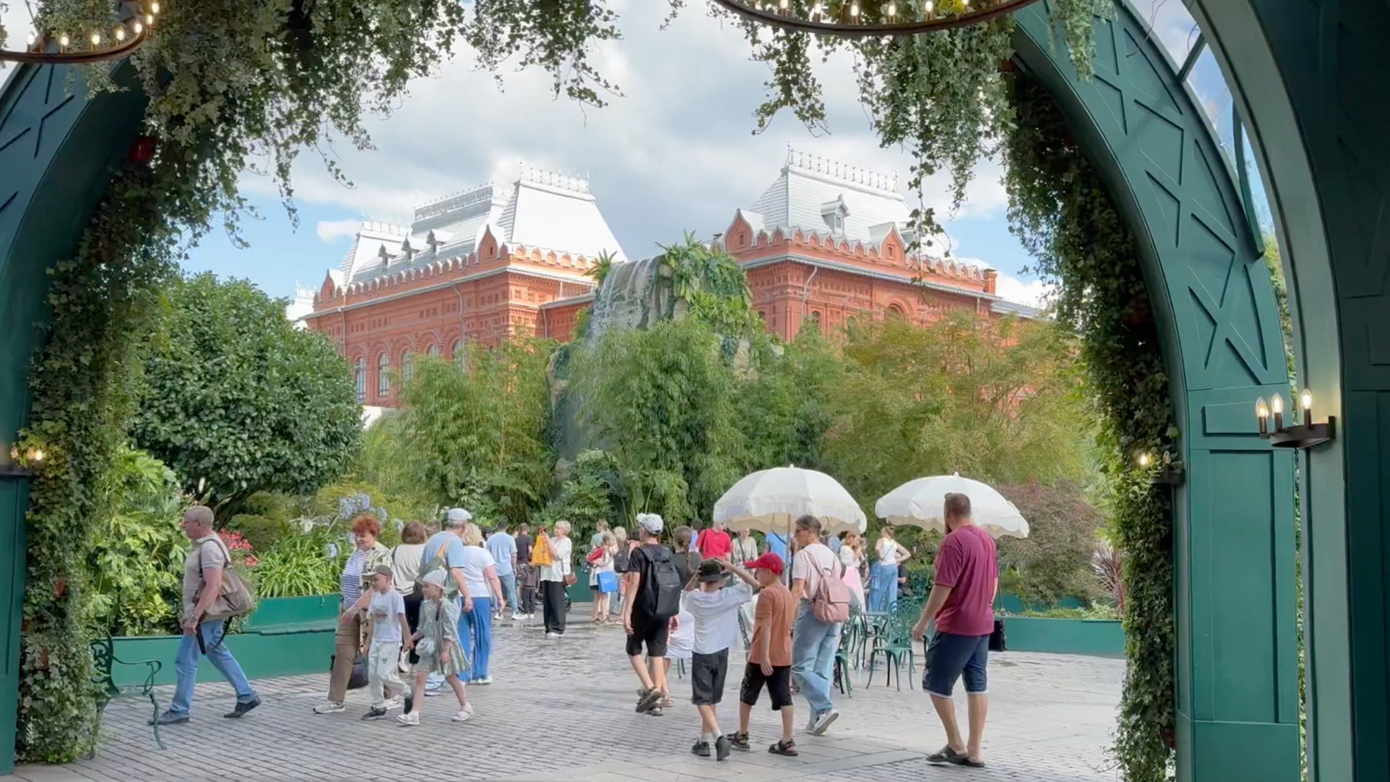 Водопад, Красная площадь, Александровский сад, Манеж, Охотный ряд. Москва.