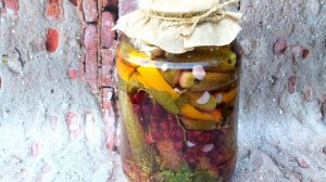 Солёные огурцы с ягодой и листьями черной смородины. Заготовка в зиму яркая и красивая.