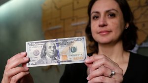 Новые доллары не берут даже со скидкой: Почему?