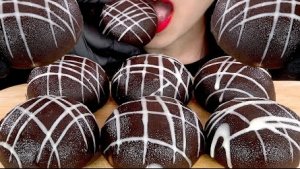 хрустящее асмр (моти в шоколаде с шоколадом кремом и маршмеллоу в шоколаде)