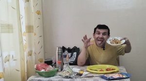 Обжор мукбанг жареная картошка с колбасой и помидорами