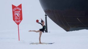 Российская гимнастка на Северном полюсе.