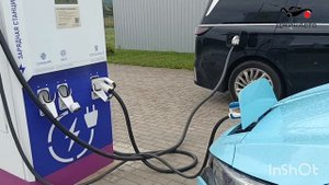 Зарядка электромобиля, китайца и японца