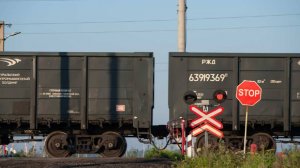 Грузовик столкнулся с пассажирским поездом на ж/д переезде в Тульской области