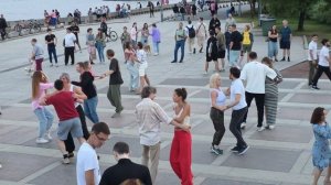 В Петербурге летом танцуют на берегу Финского залива dance on the shore of the Gulf in the summer