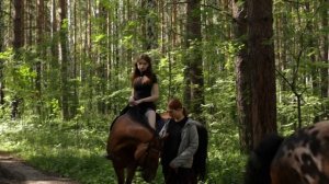 Прогулка на лошадях по летнему лесу