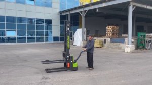Электроштабелер вилочный Zoomlion DB15E, в работе