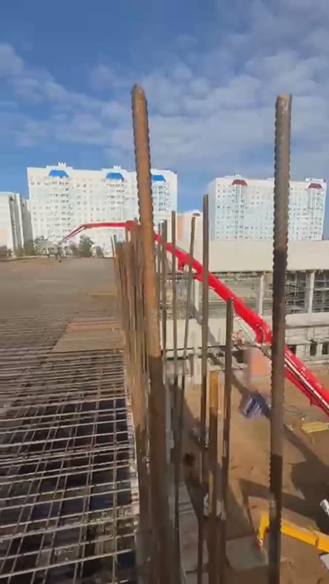 Подаем бетон на очередной этаж