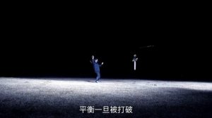 Парень из Китая смастерил себе летающие мечи, которые управляются взмахами руки.