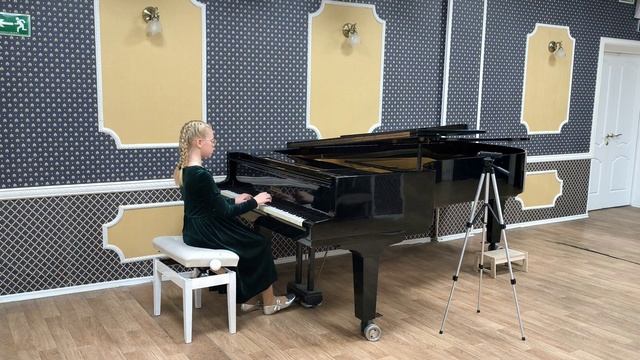 5. И. Николаев - «Снежный единорог с голубыми глазами». Исполняет Нечунеева Богдана.