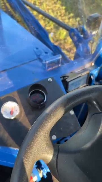 Вид из кабины  самодельного трактора с погрузчиком пресуем сено